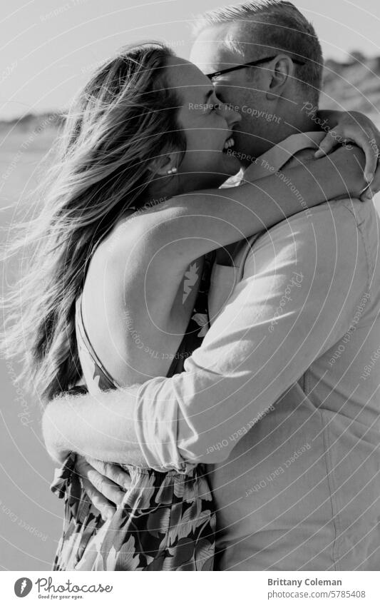 Schwarz-Weiß-Bild von Mann und Frau, die sich umarmen kuscheln Liebe Engagement romantisch Paar Zusammensein Umarmung Zuneigung Romantik Umarmen Glück