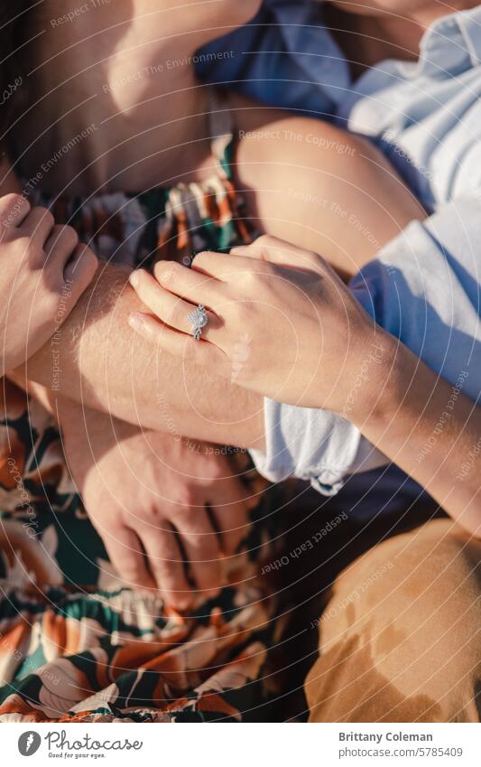 Nahaufnahme von Mann und Frau beim Kuscheln Verlobungsring kuscheln abschließen Hände Liebe Engagement romantisch Paar Zusammensein