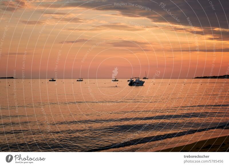 Boote an der Westküste von Korfu im orange-blauen Abendlicht Fischen nach der Arbeit Sonnenaufgang Sonnenuntergang Licht Meer MEER Wasser Tourismus verankert