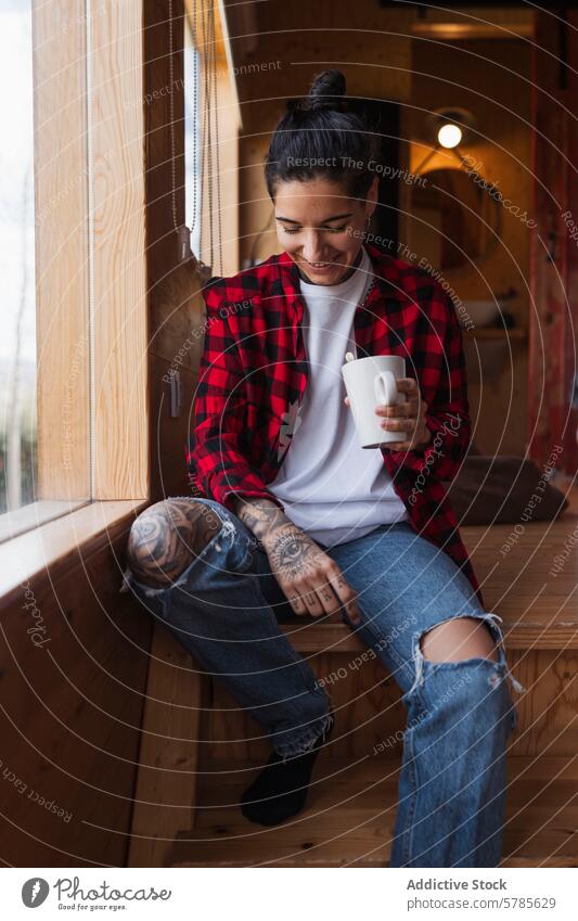 Lässiger Moment einer tätowierten Frau beim Kaffeegenuss Tattoo Becher Fenster Lächeln Holz Innenbereich lässig gemütlich entspannt Sitzen Beteiligung Genuss
