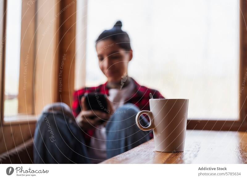 Gemütliche Kaffeepause mit Smartphone Person Tasse entspannend warm natürliches Licht Sitzen Freizeit Pause gemütlich Fenster lässig Lifestyle Komfort Getränk