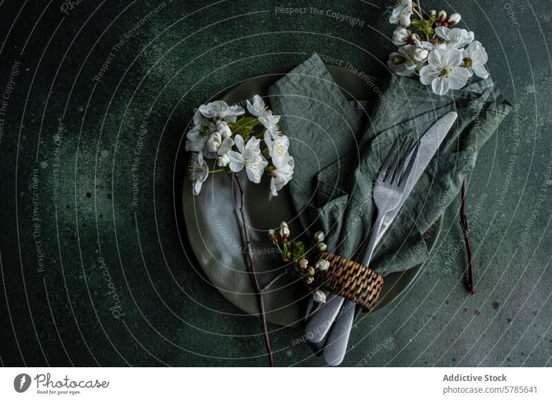 Eleganter, von Kirschblüten inspirierter gedeckter Tisch Einstellung Kirsche Blüte Besteck Leinen Teller texturiert anspruchsvoll Ast elegant Dekor Tischplatte