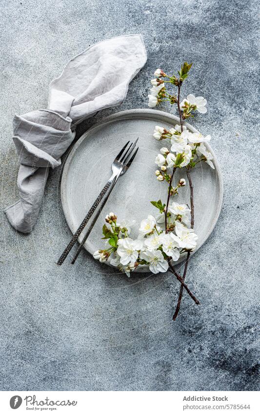 Elegant gedeckter Frühlingstisch mit Kirschblüten Tisch Einstellung Kirsche Blüte Hochzeit Veranstaltung Thema Teller Leinen Serviette Ast elegant anspruchsvoll
