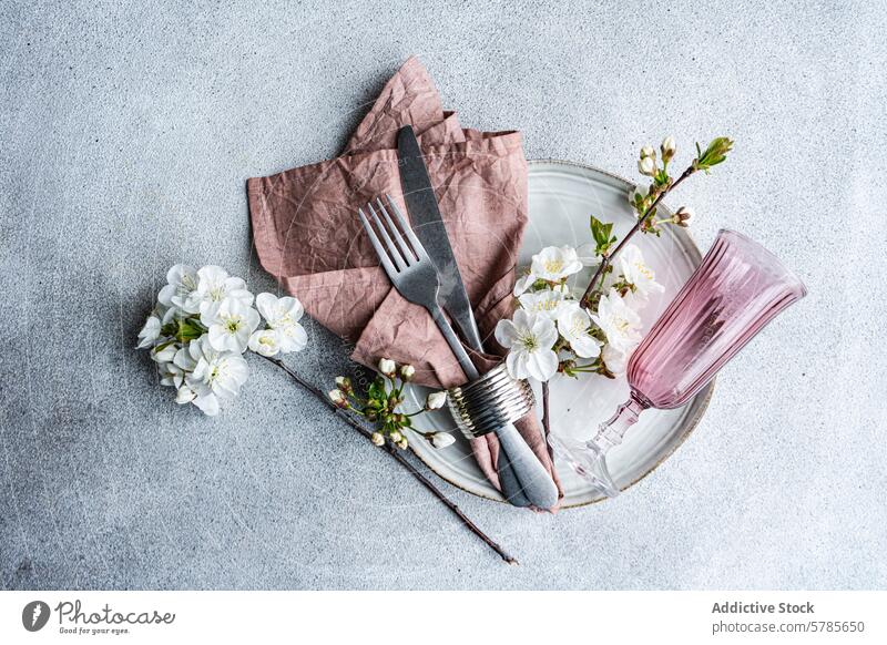 Elegante Frühlingstischdekoration mit Kirschblüten Tisch Einstellung Kirsche Blüte elegant Dekor Pastell Farbe texturiert Serviette Silberwaren Gabel Messer