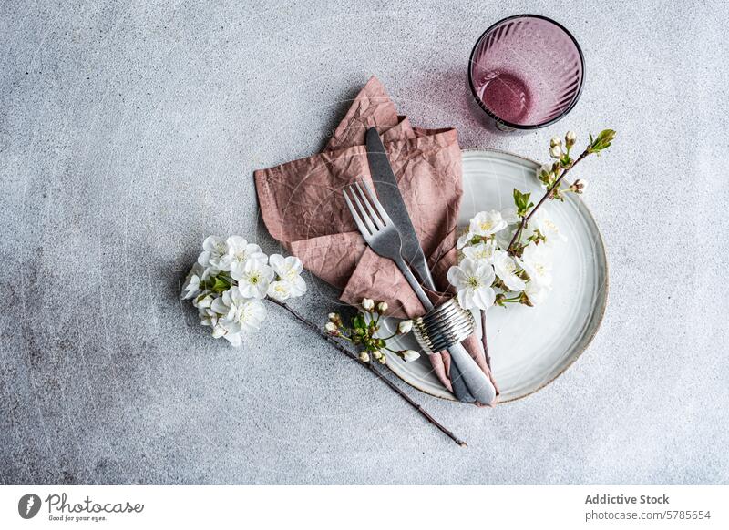 Elegant gedeckter Frühlingstisch mit Kirschblüten Tisch Einstellung Kirsche Blüte elegant altehrwürdig Teller Silberwaren Serviette staubig Roséwein Blume