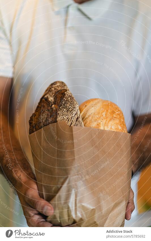 Frisches handgemachtes Sauerteigbrot in Papiertüte Brot selbstgemacht handgefertigt backen Tüte frisch Bäckerei Kunstgewerbler Kruste traditionell heilsam