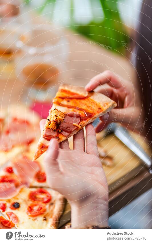 Ein leckeres Stück hausgemachte Pizza genießen selbstgemacht Scheibe Hand Käse Tomate Saucen geschmolzen Belag Fleisch Bohnenkraut gebacken Person auskosten
