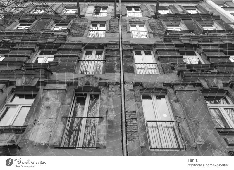 Altbaufassade mit verlorenen Balkonen Fassade s/w Prenzlauer Berg Berlin Fenster Altstadt Schwarzweißfoto Hauptstadt Stadt Stadtzentrum Tag Menschenleer Gebäude