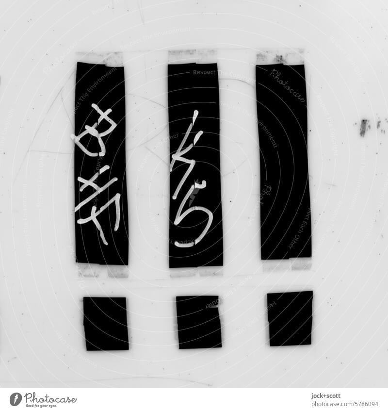 ! ! ! im Quadrat Ausrufezeichen Schriftzeichen Tags Typographie drei Symbole & Metaphern Straßenkunst Satzzeichen Schmiererei Schwarzweißfoto Wunsch