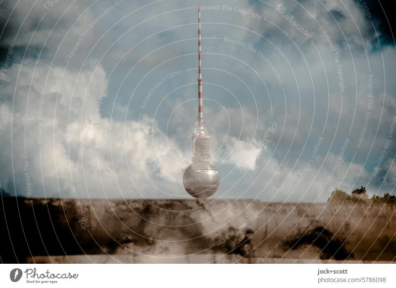 Berliner Mauer in den Wolken Berliner Fernsehturm Doppelbelichtung Wahrzeichen Reaktionen u. Effekte Experiment Himmel Illusion Silhouette Surrealismus