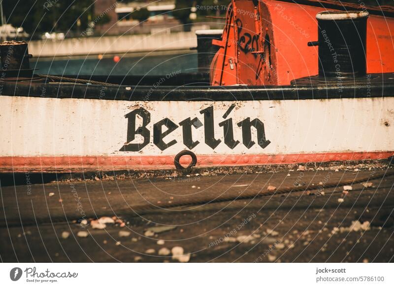 anlegen in Berlin Binnenschifffahrt Wasserfahrzeug Anlegestelle Schriftzeichen Name Typographie Am Rand historisch Nostalgie Vergangenheit Stil Zahn der Zeit