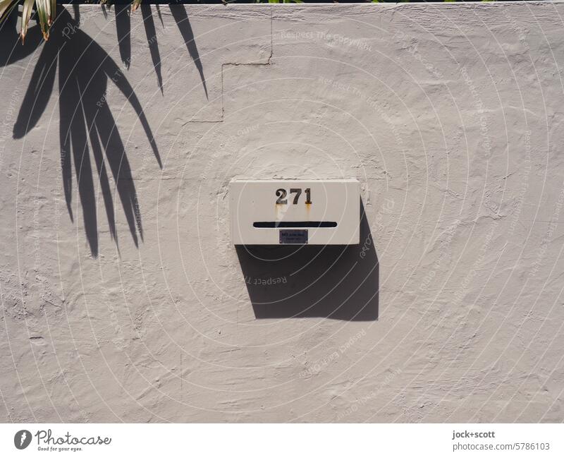 Briefkasten 271 mit Silhouette Briefkastenschlitz Nummer Hausnummer Hintergrund neutral Schilder & Markierungen authentisch Sonnenlicht Schatten