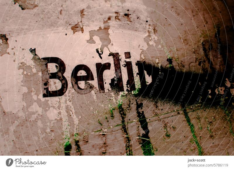 schmutzig ist Berlin Straßenkunst Graffiti Wand Schriftzeichen Spray trashig Schablonenschrift Wort stencil Stil Detailaufnahme Typographie abstrakt