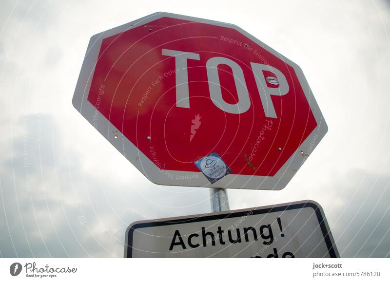 Achtung! TOP Straßenschild Stopschild Wandel & Veränderung Top Straßenkunst Vandalismus Kreativität Schriftzeichen Verkehrswege Verkehrsschild Verkehrszeichen