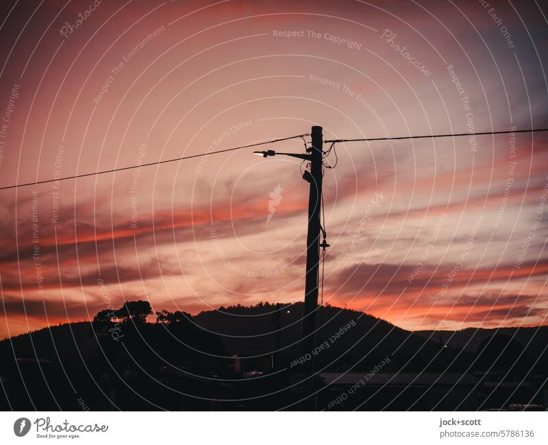erleuchtet zwischen Tag und Nacht Abend Wolkenhimmel Abendstimmung Dämmerung Himmel Sonnenuntergang Strommast Lichterscheinung Silhouette Leitung Stromtransport