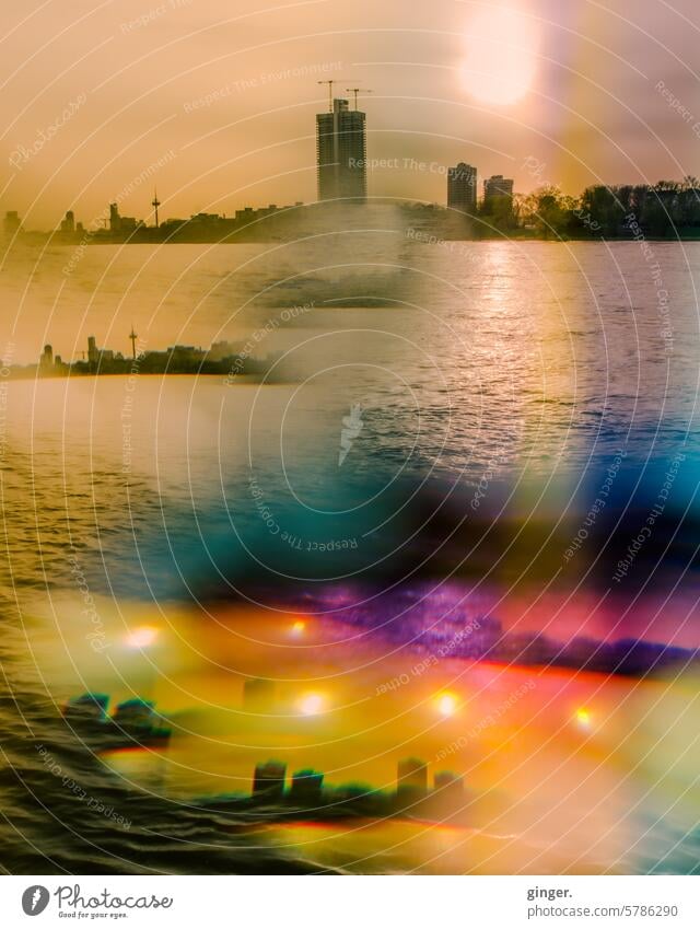 Surreal - Stadt, Land, Fluss - Fotografie mit Prismen und Filtern Köln Sonnenlicht Skyline abstrakt abtauchen Dampf Schleier Menschenleer Hochhaus Lichtpunkte