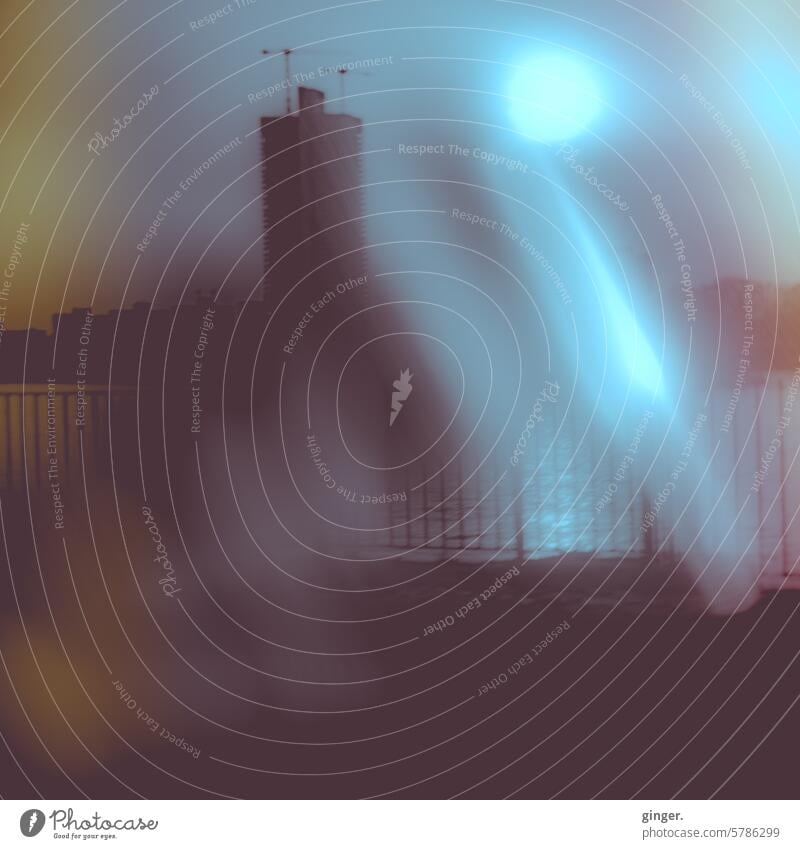 Lichterscheinung - Irreales Bild am Rhein - Fotografie mit Prismen und Filtern Lichtstrahl Sonne Geländer Haus Kräne diffus Außenaufnahme Farbfoto Menschenleer