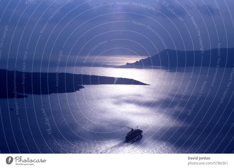 Dunkler Himmel über dem Meer mit Inseln Santorini Griechenland Mittelmeer dunkle Wolken lila violetter Himmel