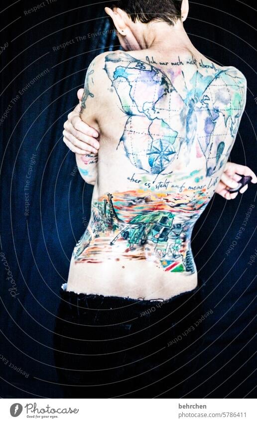 verletzlich beeindruckend Tattoo Oberkörper weiblich kunstvoll Kunstwerk ästhetisch elegant erotisch nackt mutig Mut dünn Schlank Selfie Körperbewusstsein schön