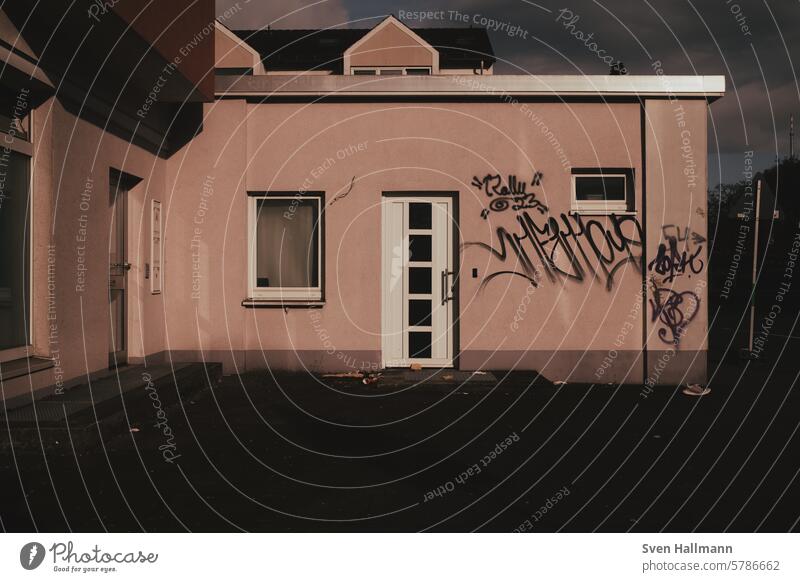 Graffiti an Hauswand im Sonnenaufgang Atmosphäre sonnig Licht Sommer im Freien Tag botschaft gesprayt mauer kunst illustration grafitti sachbeschädigung sprayen