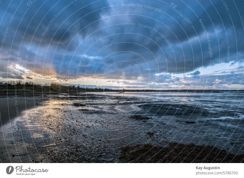 Am Wattenmeer Abendstimmung Sonnenuntergang Nordsee Küste Wolkenbild Wetter Regenwolken Nordseeinsel Ebbe und Flut Gezeiten Weite Farben Reflexion