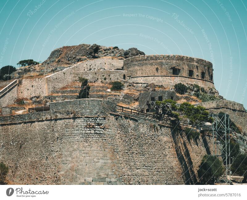 Keine Festung ist so stark, dass die Zeit sie nicht einnehmen kann Steinwand Bauwerk Seefestung Sehenswürdigkeit alt Crete Griechenland historisch Insel