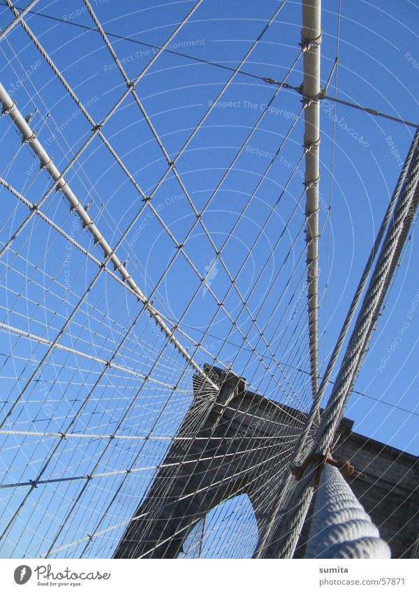 Brooklyn Bridge grau New York City Brücke Seil Netz Himmel blau