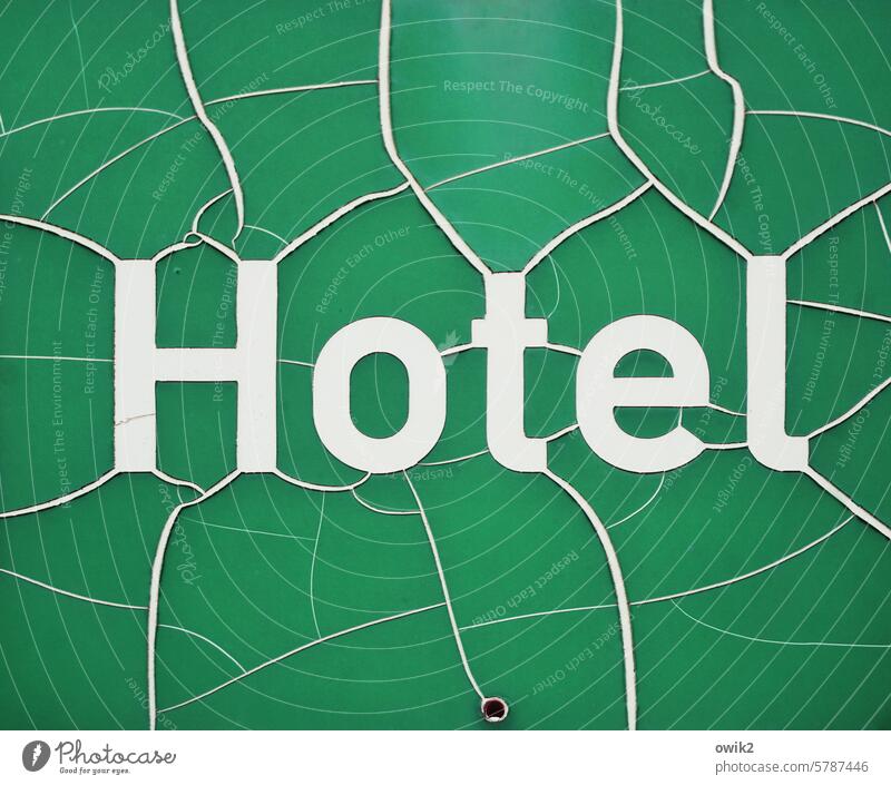 Zimmer frei Schilder & Markierungen marode abblätternde Farbe Risse im Lack grün alt Aufschrift Wort Druckbuchstaben Typographie Hotel Hinweisschild