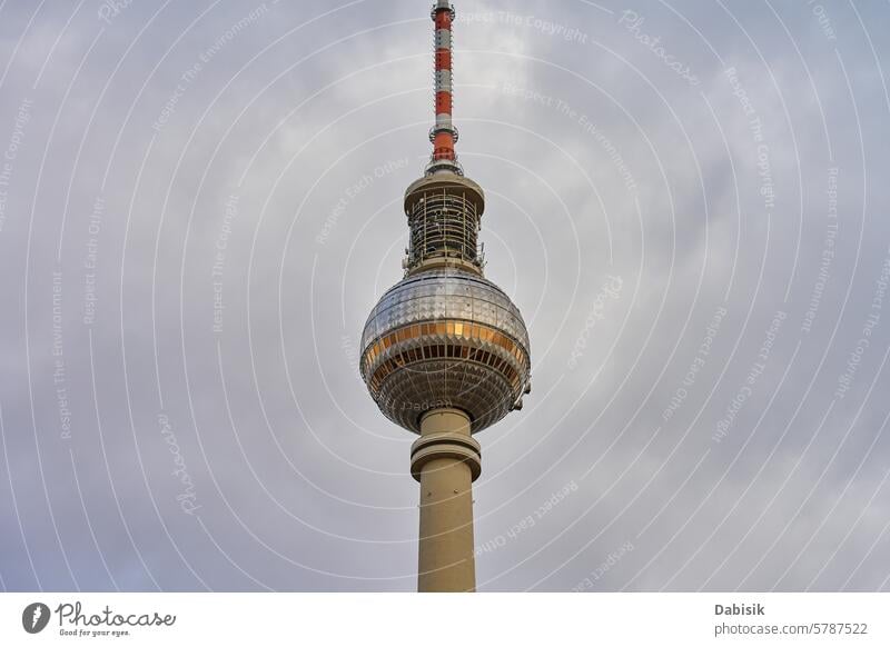 Berliner Fernsehturm gegen den Himmel Turm Wahrzeichen Architektur Beobachtung FERNSEHER Fernsehen Antenne Mitteilung Deutschland reisen Anziehungskraft
