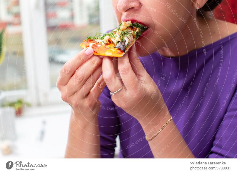 Die Hände einer Frau halten ein Stück Pizza in der Hand. Pizza essen hungrig Lebensmittel Spielfigur Abendessen Scheibe lecker Snack Mahlzeit Mittagessen lässig
