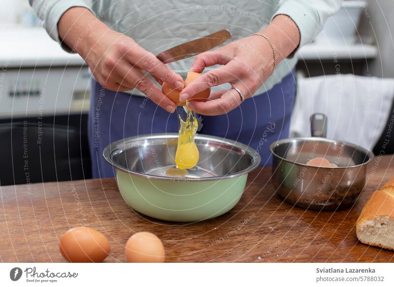 Frühstück kochen. Die Hände schlagen Eier auf, um ein Omelett zuzubereiten. Koch Lebensmittel Küche Frau Küchenchef heimwärts Herstellung Schalen & Schüsseln