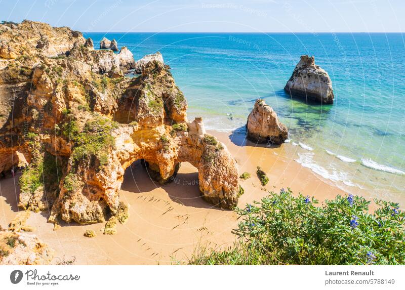 Praia dos Três Irmãos ist einer der schönsten Strände in der Gegend von Portimão, Algarve, Portugal alvor atlantisch Bucht Strand Klippe Küste Küstenlinie