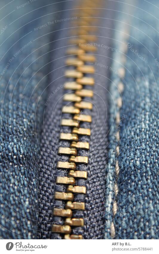 Geschlossen, also Zähne zsmmbßn Reißverschluss hose jeans kleidung zacken Metall Metallzähne naht genäht
