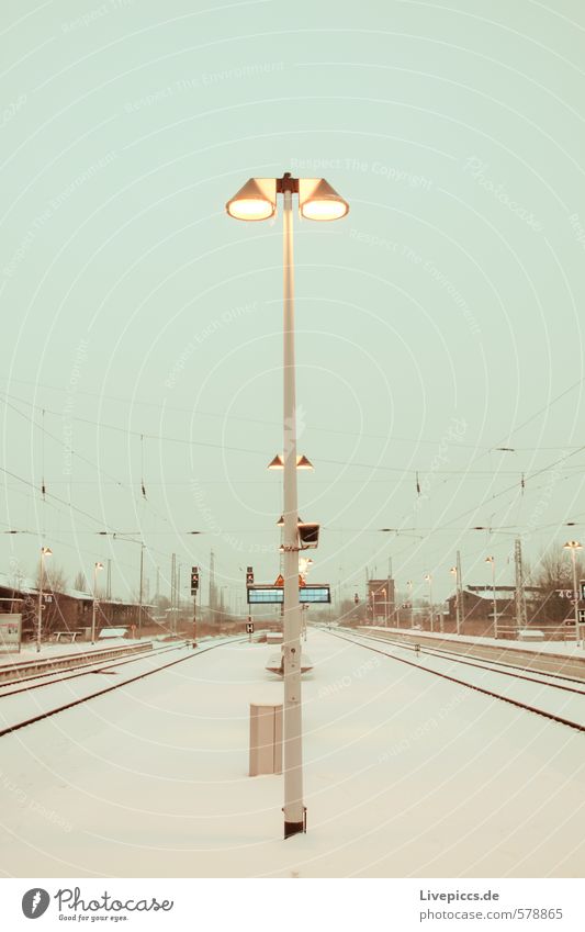 Bahnhof Schwerin Stadt Menschenleer Bahnfahren warten blau braun gelb grau grün schwarz silber türkis weiß Farbfoto Außenaufnahme Abend Dämmerung