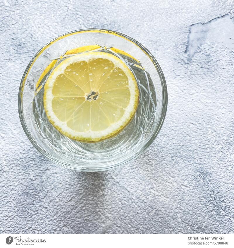 erfrischend Getränk Zitronenscheibe Trinkwasser Durstlöscher Wasserglas Mineralwasser lecker sauber Erfrischungsgetränk Gesundheit Flüssigkeit Glas Diät
