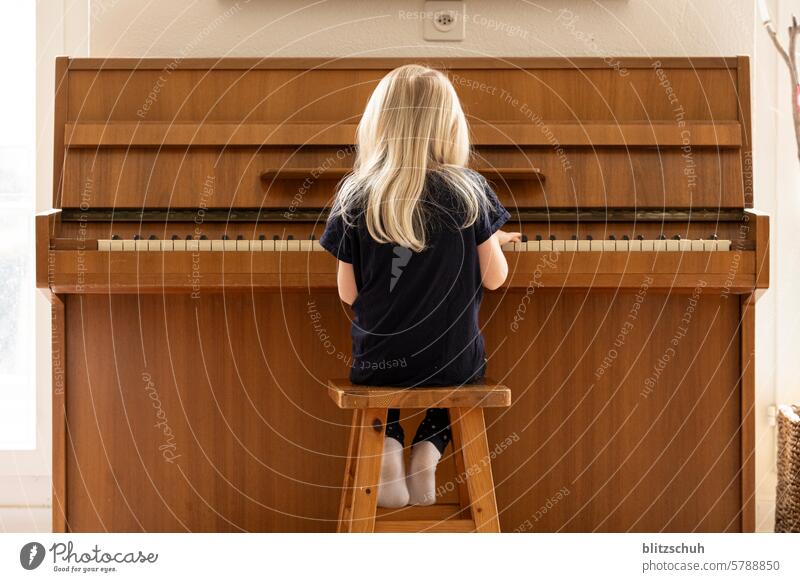 Mädchen am Klavier Klavier spielen Musik Musikinstrument musizieren üben Tasteninstrumente Freizeit & Hobby Musiker Klavierunterricht Kunst Klang Klassik
