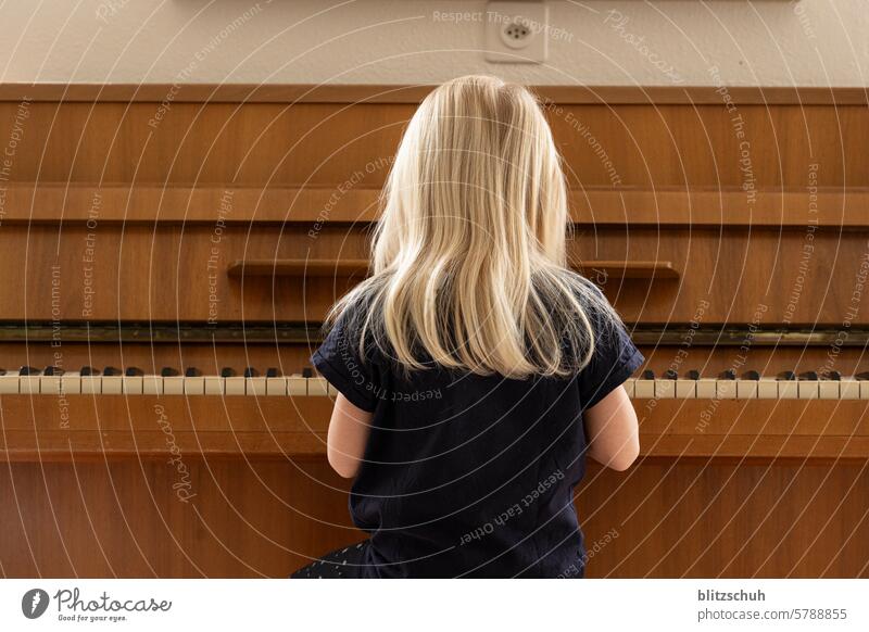 Mädchen am Klavier Klavier spielen Musik Musikinstrument musizieren üben Tasteninstrumente Freizeit & Hobby Musiker Klavierunterricht Kunst Klang Klassik