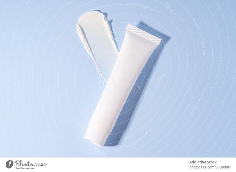 Hautpflegecreme Textur und Tube auf blauem Hintergrund Sahne Kosmetik Produkt Verpackung Klecks Schönheit Pflege Feuchtigkeitscreme weiß Container weich Hygiene