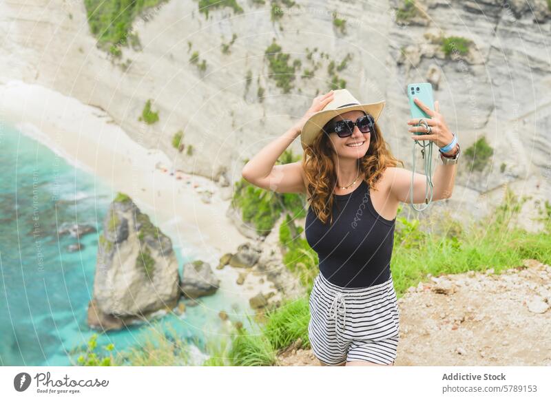 Ein Tourist macht ein Selfie auf Nusa Penida, Bali nusa penida Frau reisen Urlaub Handy Fotografie Küste Klippe Strand Meer Natur tropisch Fröhlichkeit