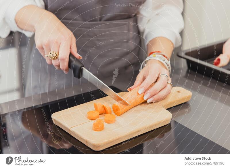 Kochen von Brathähnchen mit Gemüse in Madrid Küche Essen zubereiten vorbereitend Lebensmittel Braten Hähnchen Schneiden Karotten heimwärts kulinarisch Person