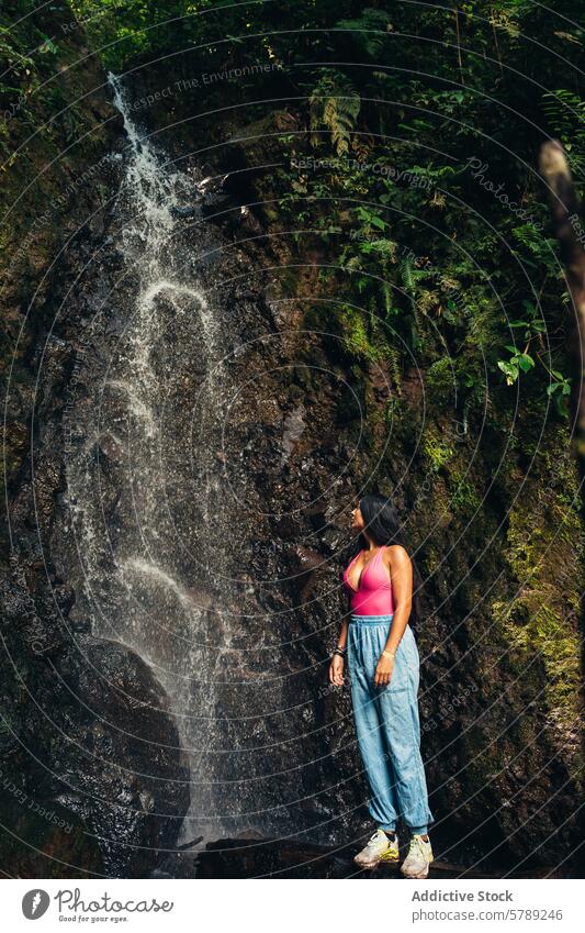 Frau bestaunt einen Wasserfall im üppigen Wald Costa Ricas Natur Grün ruhig Gelassenheit tropisch Dschungel Abenteuer reisen natürliche Schönheit Ökotourismus
