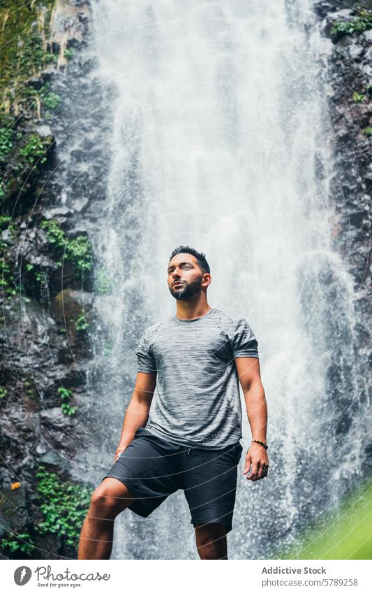 Mann steht vor einem Wasserfall in Costa Rica Natur reisen beschaulich üppig (Wuchs) Landschaft majestätisch Stehen im Freien Abenteuer tropisch Gelassenheit