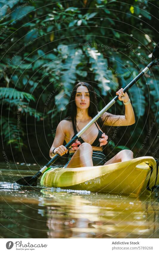 Frau genießt Kajak-Abenteuer im costaricanischen Dschungel Costa Rica Grün Wasser Paddel üppig (Wuchs) Erholung Ruhe Natur reisen tropisch Tourismus im Freien