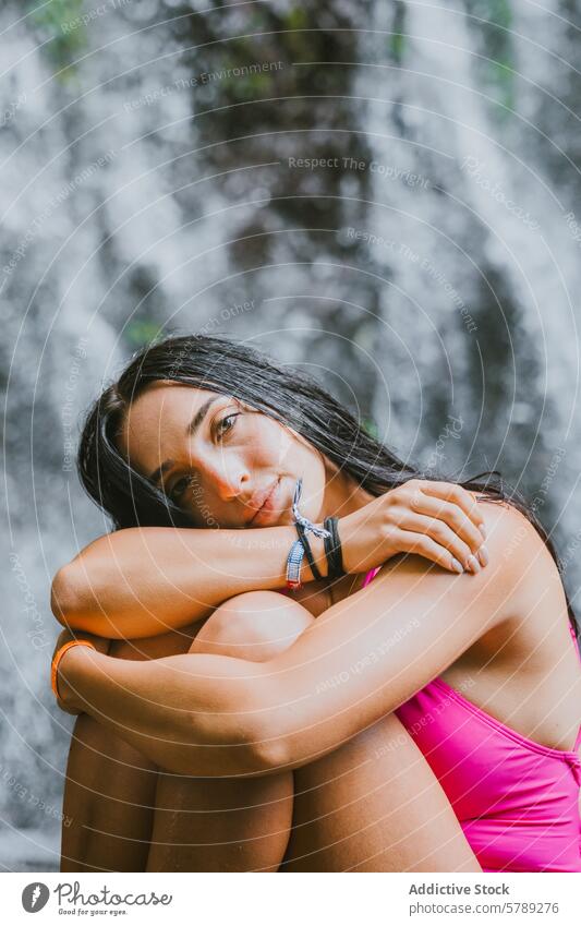Kontemplativer Moment im costaricanischen Paradies in die Kamera schauen Frau beschaulich reflektierend Wasserfall Costa Rica nachdenklich Gelassenheit Natur