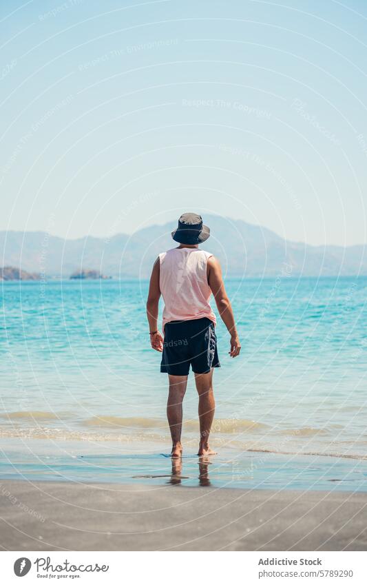 Mann genießt friedlichen Strandspaziergang in Costa Rica Gelassenheit Ruhe Natur Ufer Sand Wasser Meer MEER Sommer reisen tropisch Küstenlinie Landschaft