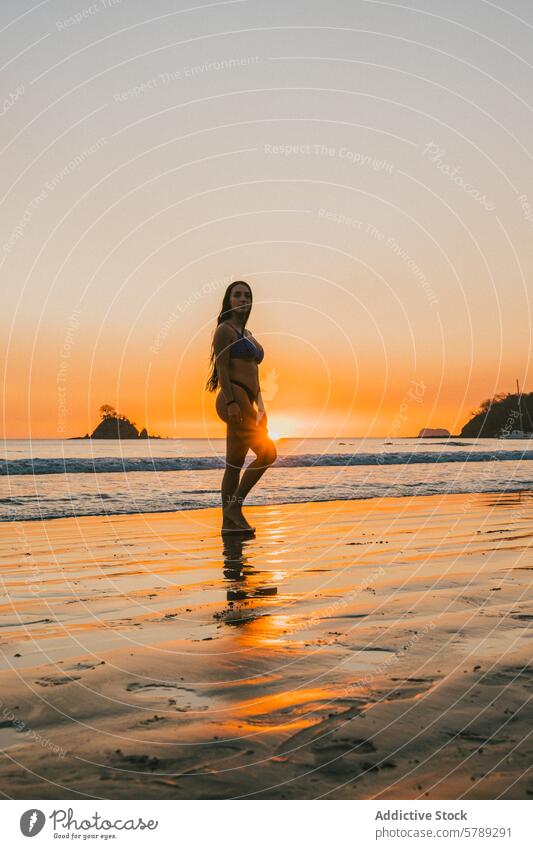 Ruhige Sonnenuntergangssilhouette am Strand von Costa Rica Frau Silhouette Ruhe natürlich Schönheit Frieden Sand Meer Abend Himmel Reflexion & Spiegelung reisen
