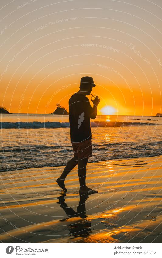 Gelassener Spaziergang bei Sonnenuntergang an einem Strand in Costa Rica Silhouette Reflexion & Spiegelung Wasser Gelassenheit Ruhe Ufer Küste goldene Stunde