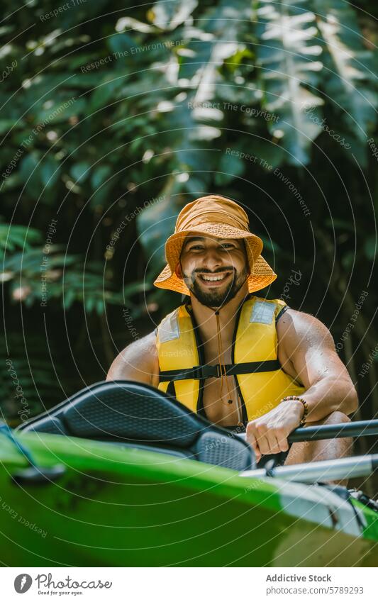 Kajakabenteurer genießt die Wildnis von Costa Rica Abenteuer Kajakfahren Mann Lächeln Glück Natur Dschungel Grün Rettungsweste tropisch Freizeit Aktivität Sport