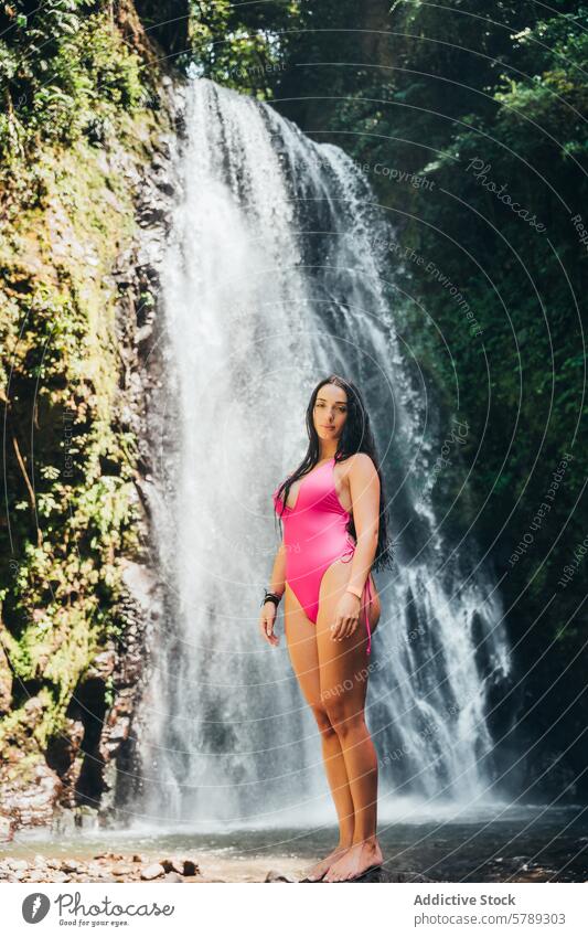 Frau im rosa Badeanzug am costaricanischen Wasserfall Costa Rica tropisch Abenteuer Natur reisen Urlaub Freizeit im Freien Landschaft majestätisch pulsierend