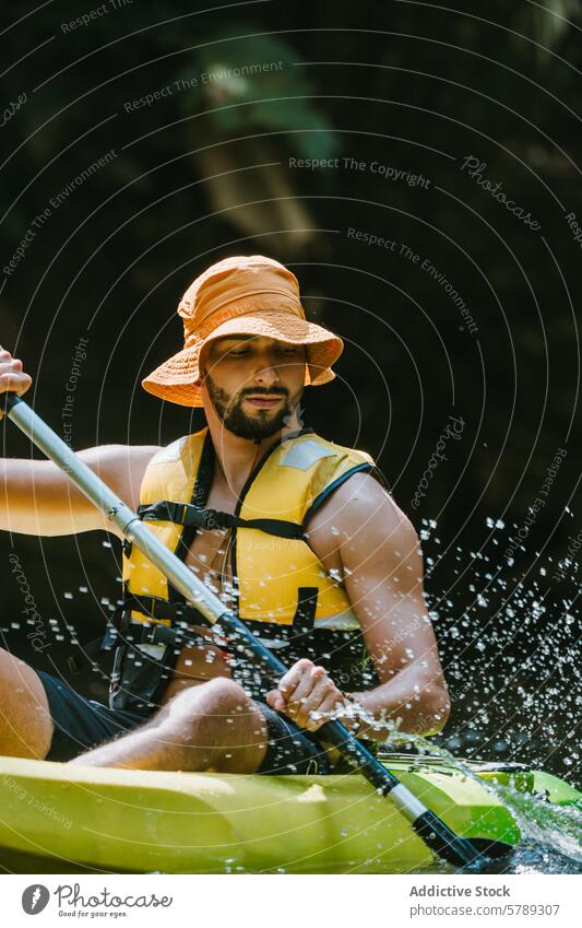 Abenteuerlustiger Kajakfahrer in den Gewässern Costa Ricas Mann Paddel Wasser Tröpfchen im Freien Sport Fluss Aktion Aktivität fokussiert reisen tropisch Natur